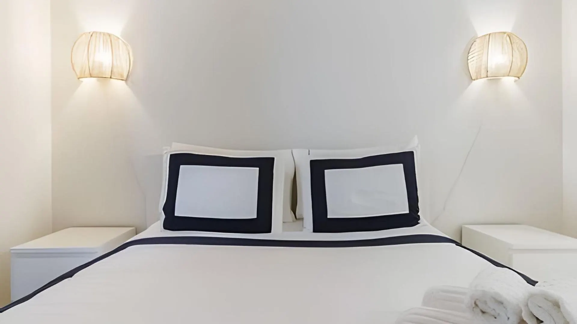 Lanterra Downtown Apartment Toronto